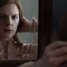 The Last Exorcism - Liberaci dal male: Ashley Bell si guarda allo specchio in una scena
