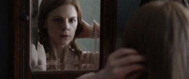 The Last Exorcism - Liberaci dal male: Ashley Bell si guarda allo specchio in una scena