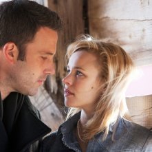 To the wonder: Ben Affleck insieme a Rachel McAdams in una scena del film