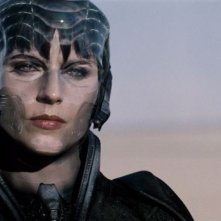 Antje Traue in una scena de L'uomo d'acciaio nei panni di Faora-Ul