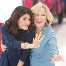 Bette Midler e Marisa Tomei sono madre e figlia in una scena di Parental Guidance