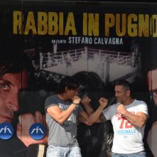 Claudio Del Falco vs. Mike Verginelli in una immagine scattata per la promozione del film Rabbia in Pugno.