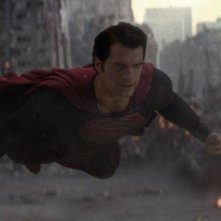 Henry Cavill in volo in una scena de L'uomo d'acciaio