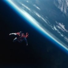 Henry Cavill vola sul mondo in una scena de L'uomo d'acciaio