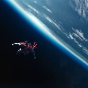 Henry Cavill vola sul mondo in una scena de L'uomo d'acciaio