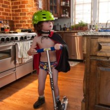 Kyle Harrison Breitkopf in azione sul suo monopattino in una scena di Parental Guidance