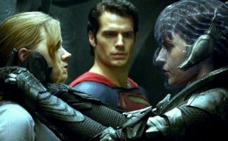 L'uomo d'acciaio: Henry Cavill, Amy Adams e Antje Traue in una sequenza