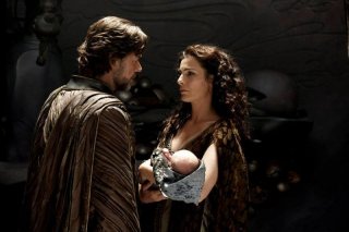 L'uomo d'acciaio: Russell Crowe e Ayelet Zurer nei panni di Jor-El e Lara Lor-Van, genitori di Clark Kent