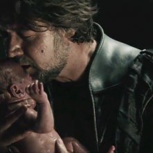 L'uomo d'acciaio: Russell Crowe nei panni di Jor-El bacia il piccolo Clark Kent