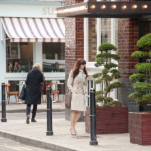 Rachel Weisz passeggia in una scena di Passioni e desideri