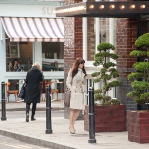 Rachel Weisz passeggia in una scena di Passioni e desideri
