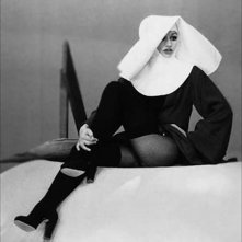 Raffaella Carrà in versione suora