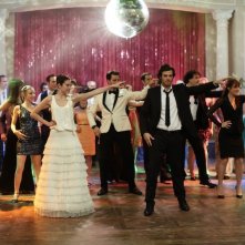 Se sposti un posto a tavola: gli sposi Lannick Gautry e Louise Monot danzano insieme agli invitati in una scena