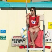 The To Do List: Aubrey Plaza mangia un gelato sulla sedia del bagnino