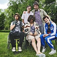 Fuga di cervelli: il regista e interprete Paolo Ruffini con il cast del film in una foto promozionale