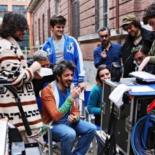 Fuga di cervelli: il regista e interprete Paolo Ruffini ride sul set insieme agli attori del cast