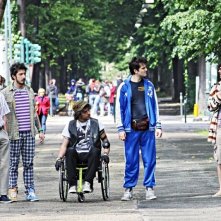 Fuga di cervelli: Paolo Ruffini in una scena di gruppo tratta dal film