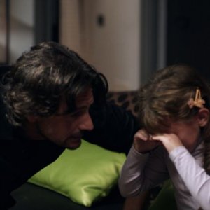 Oggetti smarriti: la piccola Ilaria Patanè in una scena del film con Roberto Farnesi