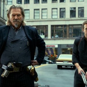 R.I.P.D. poliziotti dall'aldilà: Jeff Bridges e Ryan Reynolds in azione in un momento del film