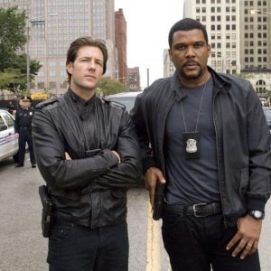 Tyler Perry insieme ad Edward Burns in una scena di Alex Cross