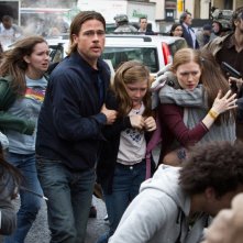 World War Z: Brad Pitt, Mireille Enos, Abigail Hargrove in una scena drammatica del film