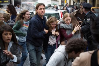 World War Z: Brad Pitt, Mireille Enos, Abigail Hargrove in una scena drammatica del film