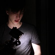 ESP 2: Fenomeni paranormali: Richard Harmon terrorizzato nel buio dei corridoi in una scena tratta dal film