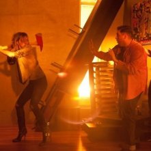 Facciamola finita: Emma Watson si difende da Jonah Hill e Seth Rogen in una scena