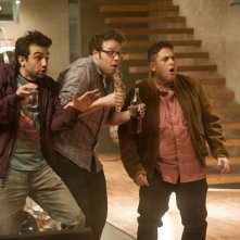Facciamola finita: Jay Baruchel, Jonah Hill e Seth Rogen terrorizzati in una scena del film