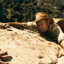 The Dinosaur Project: Richard Dillane in pericolo di vita in una scena del film