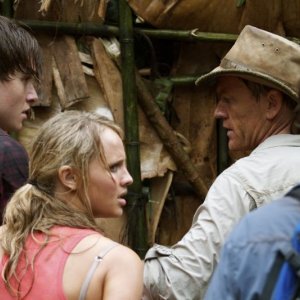 The Dinosaur Project: Richard Dillane, Natasha Loring e Matt Kane in una scena del film