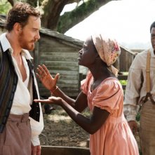 Twelve Years a Slave: Chiwetel Ejiofor con Lupita Nyong'o e Michael Fassbender in una drammatica scena