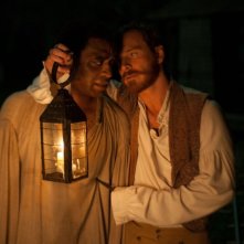 Twelve Years a Slave: Chiwetel Ejiofor e Michael Fassbender in una scena notturna
