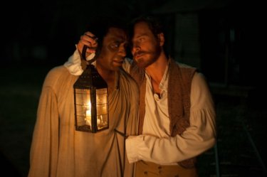 Twelve Years a Slave: Chiwetel Ejiofor e Michael Fassbender in una scena notturna