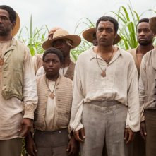 Twelve Years a Slave: Chiwetel Ejiofor nella piantagione circondato dagli altri schiavi