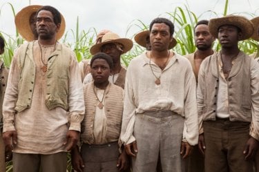Twelve Years a Slave: Chiwetel Ejiofor nella piantagione circondato dagli altri schiavi