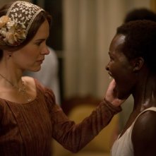 Twelve Years a Slave: Sarah Paulson esamina un ragazzo di colore