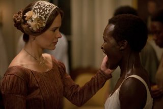 Twelve Years a Slave: Sarah Paulson esamina un ragazzo di colore