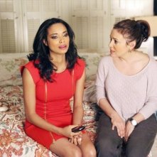 Mistresses: Alyssa Milano e Rochelle Aytes in una scena della serie