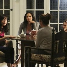 Mistresses: Alyssa Milano, Yunjin Kim, Rochelle Aytes e Jes Macallan in una scena della serie