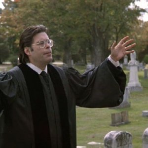 Stephen King in una scena di 'Cimitero vivente' di Mary Lambert.