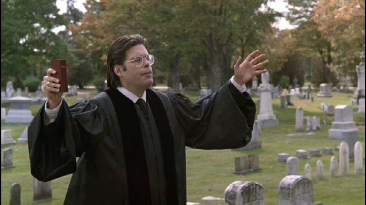 Stephen King in una scena di 'Cimitero vivente' di Mary Lambert.