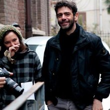 Tra cinque minuti in scena: la regista Laura Chiossone sul set insieme al co-produttore del film Luca Lucini