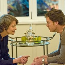 Dexter: Michael C. Hall e Charlotte Rampling nell'episodio Every Silver Lining