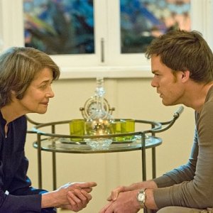 Dexter: Michael C. Hall e Charlotte Rampling nell'episodio Every Silver Lining