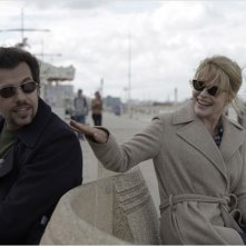 Fanny Ardant in una scena del film Les beaux jours con Laurent Lafitte