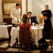 Jonathan Rhys Meyers (al centro della tavolata) in Belle du Seigneur