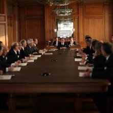 Jonathan Rhys Meyers (al centro, in fondo) nel dramma francese Belle du Seigneur