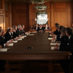 Jonathan Rhys Meyers (al centro, in fondo) nel dramma francese Belle du Seigneur