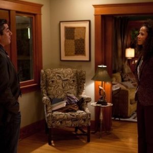 The Fosters: Danny Nucci e Sherri Saum in una scena della serie